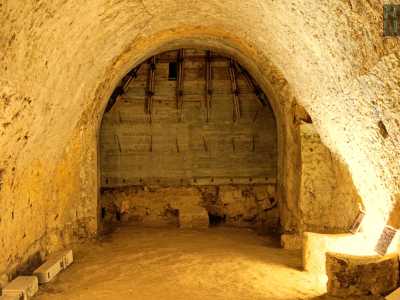 Dopo qualche passo la galleria � interrotta da una massiccia colmata di cemento. Il muro � stato realizzato per sorreggere un palazzo moderno realizzato al di sopra: si sa per� che questa galleria � collegata a una corte interna di un fabbricato adiacente